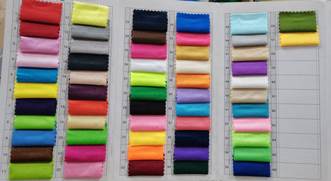 Vestido de dama de honor largo, sencillo y económico, de corte A, con escote en V y abertura. 