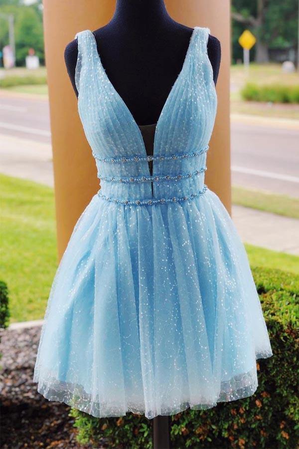 Robe de bal de fin d'année bleu ciel scintillante, dos nu et ornée de perles