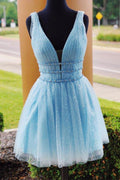 Robe de bal de fin d'année bleu ciel scintillante, dos nu et ornée de perles