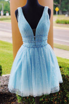 Robe de bal de fin d'année bleu ciel scintillante, dos nu et ornée de perles