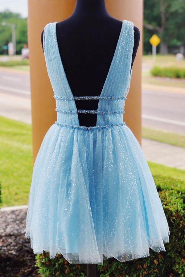 Robe de bal de fin d'année bleu ciel scintillante, dos nu et ornée de perles