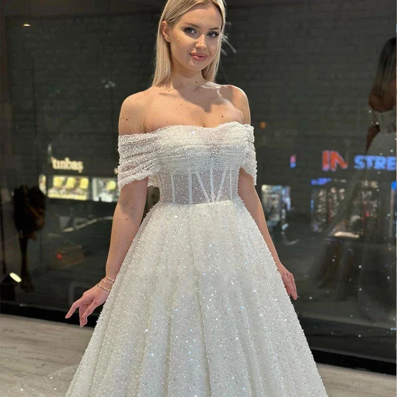 Vestidos de novia nuevos con encaje brillante, escote corazón y hombros descubiertos, espalda descubierta, hermosos apliques y cola de barrido. 