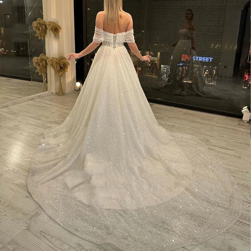 Vestidos de novia nuevos con encaje brillante, escote corazón y hombros descubiertos, espalda descubierta, hermosos apliques y cola de barrido. 