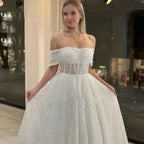 Vestidos de novia nuevos con encaje brillante, escote corazón y hombros descubiertos, espalda descubierta, hermosos apliques y cola de barrido. 