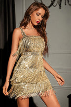Vestido ajustado de fiesta de bienvenida con tirantes finos dorados brillantes, lentejuelas y flecos
