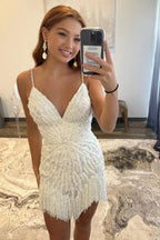 Vestido corto de fiesta blanco con lentejuelas, tirantes finos y borla, estilo tubo.