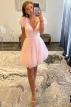 Vestido rosa brillante de corte A con escote en V y plumas para baile de bienvenida PD520