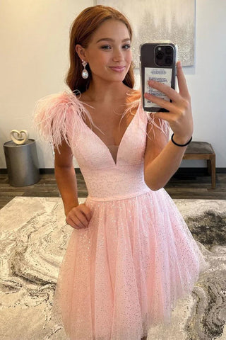 Vestido rosa brillante de corte A con escote en V y plumas para baile de bienvenida PD520