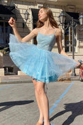 Vestido corto de fiesta azul brillante con tirantes finos y corte en A, ideal para el baile de bienvenida o cualquier ocasión.