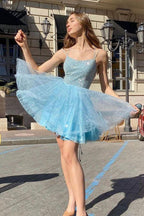 Vestido corto de fiesta azul brillante con tirantes finos y corte en A, ideal para el baile de bienvenida o cualquier ocasión.