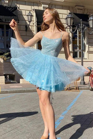 Robe de bal courte bleue pailletée à bretelles spaghetti et coupe trapèze