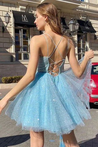 Robe de bal courte bleue pailletée à bretelles spaghetti et coupe trapèze