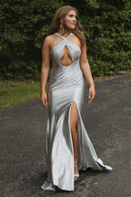 Vestido largo de fiesta plateado brillante estilo sirena con pedrería
