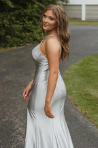 Vestido largo de fiesta plateado brillante estilo sirena con pedrería