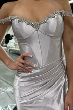 Vestido largo de fiesta plateado brillante estilo sirena con corsé y hombros descubiertos