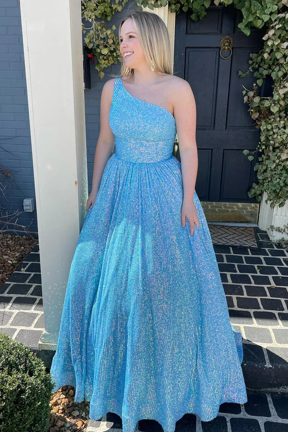 Robe de bal à paillettes bleu clair grande taille asymétrique à une épaule, coupe trapèze, ornée de sequins.