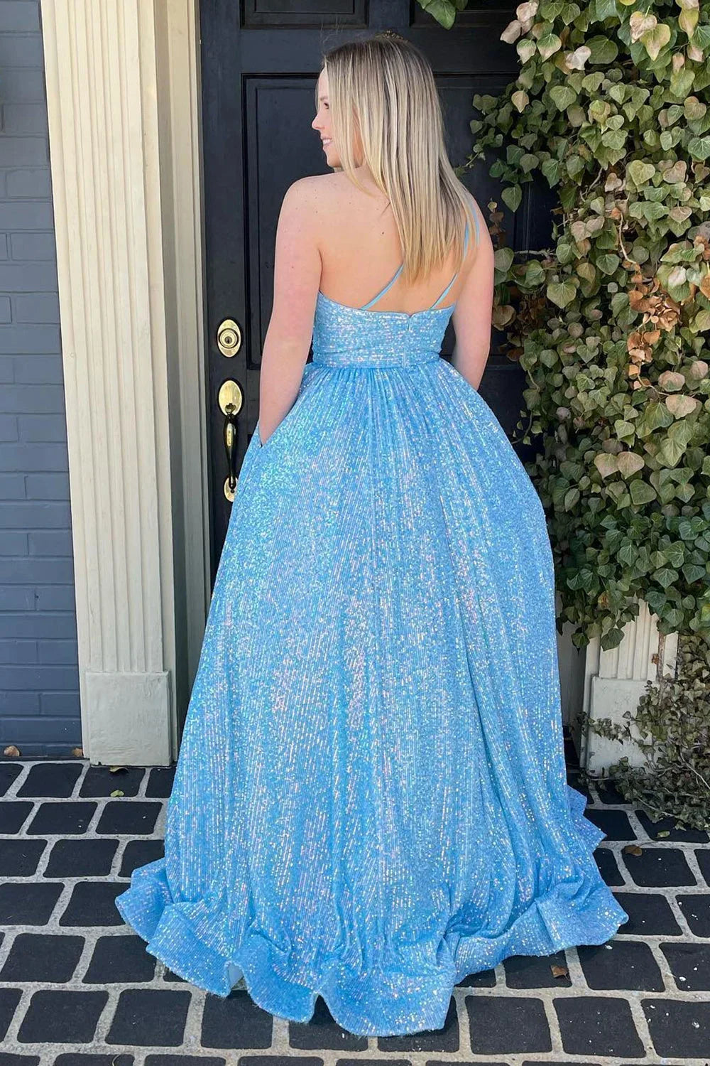 Robe de bal à paillettes bleu clair grande taille asymétrique à une épaule, coupe trapèze, ornée de sequins.