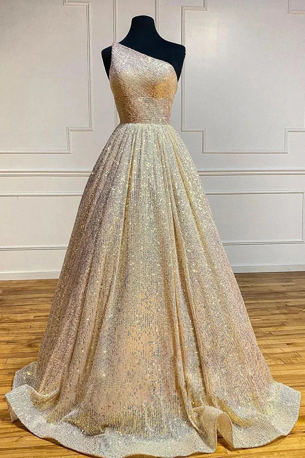 Robe de bal à paillettes bleu clair grande taille asymétrique à une épaule, coupe trapèze, ornée de sequins.
