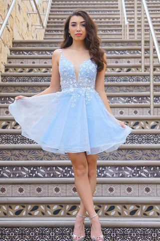 Robe de bal de promo en tulle bleu ciel scintillant, coupe trapèze, col V, ornée de fleurs.