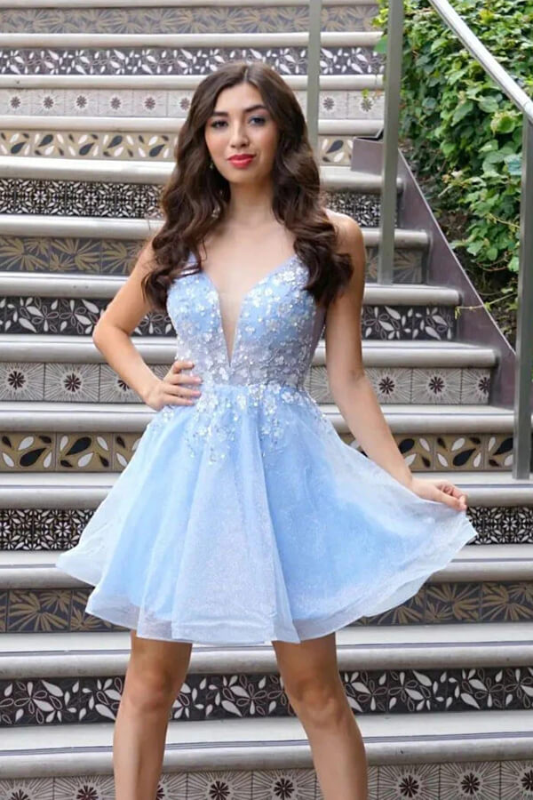 Robe de bal de promo en tulle bleu ciel scintillant, coupe trapèze, col V, ornée de fleurs.