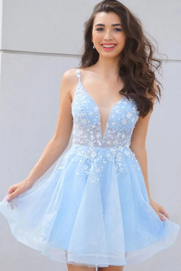 Robe de bal de promo en tulle bleu ciel scintillant, coupe trapèze, col V, ornée de fleurs.