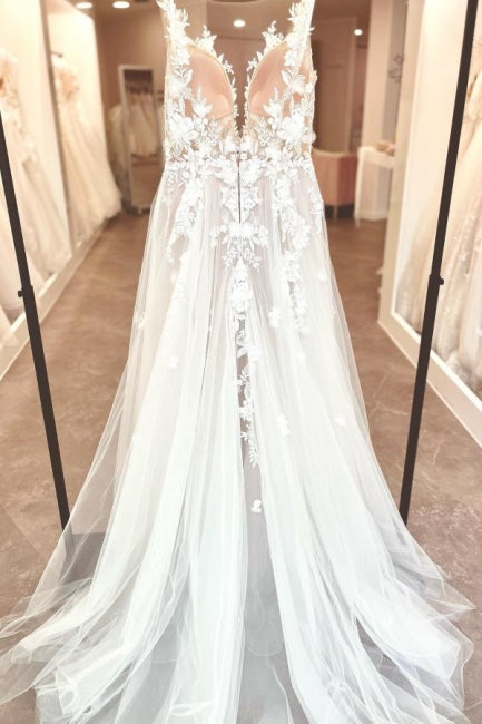 Vestidos de novia de tul con escote corazón, corte en A, sin mangas, tirantes finos, abertura frontal y apliques.