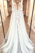 Vestidos de novia de tul con escote corazón, corte en A, sin mangas, tirantes finos, abertura frontal y apliques.