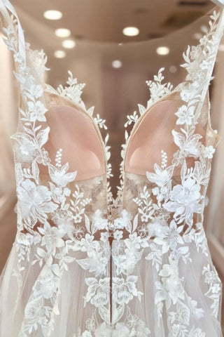 Robe de mariée trapèze en tulle sans manches à fines bretelles spaghetti et fente sur le devant, ornée d'appliqués et d'appliques