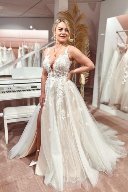 Vestidos de novia de tul con escote corazón, corte en A, sin mangas, tirantes finos, abertura frontal y apliques.