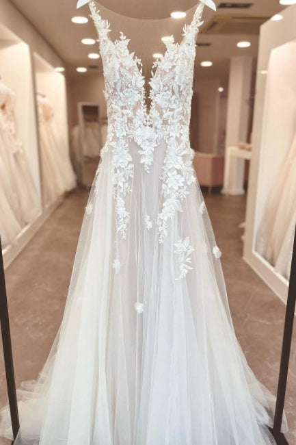 Vestidos de novia de tul con escote corazón, corte en A, sin mangas, tirantes finos, abertura frontal y apliques.