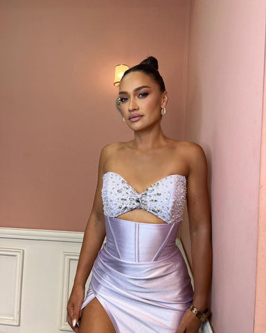 Vestido de fiesta sirena sin mangas con abertura frontal y detalles de cuentas