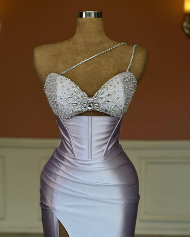 Vestido de fiesta sirena sin mangas con abertura frontal y detalles de cuentas