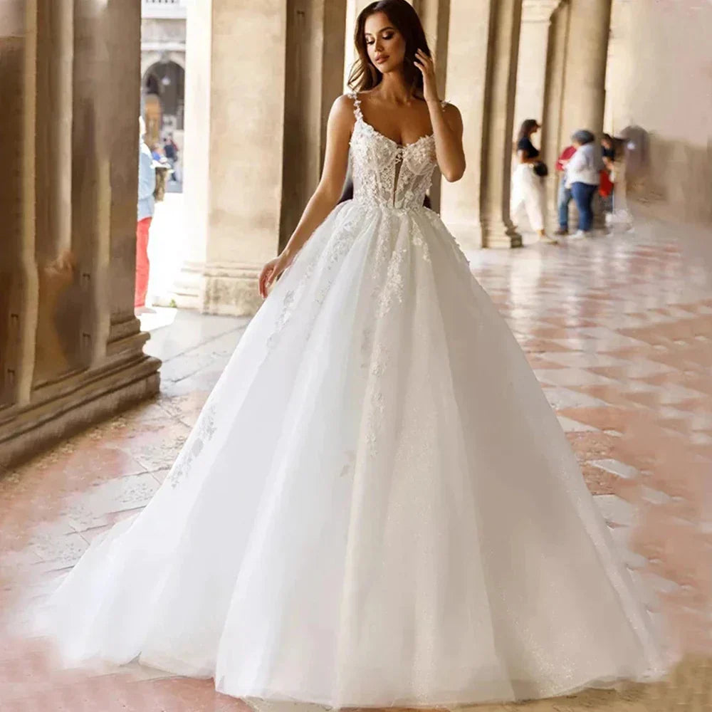 Robes de mariée blanches style princesse, décolleté carré, épaules dénudées, sans manches, volantées, coupe trapèze, collection 2023 
