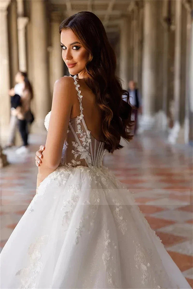 Robes de mariée blanches style princesse, décolleté carré, épaules dénudées, sans manches, volantées, coupe trapèze, collection 2023 