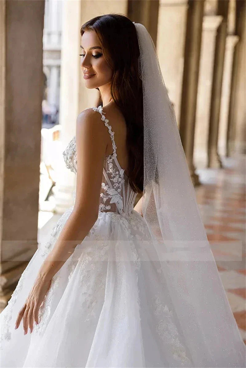 Robes de mariée blanches style princesse, décolleté carré, épaules dénudées, sans manches, volantées, coupe trapèze, collection 2023 
