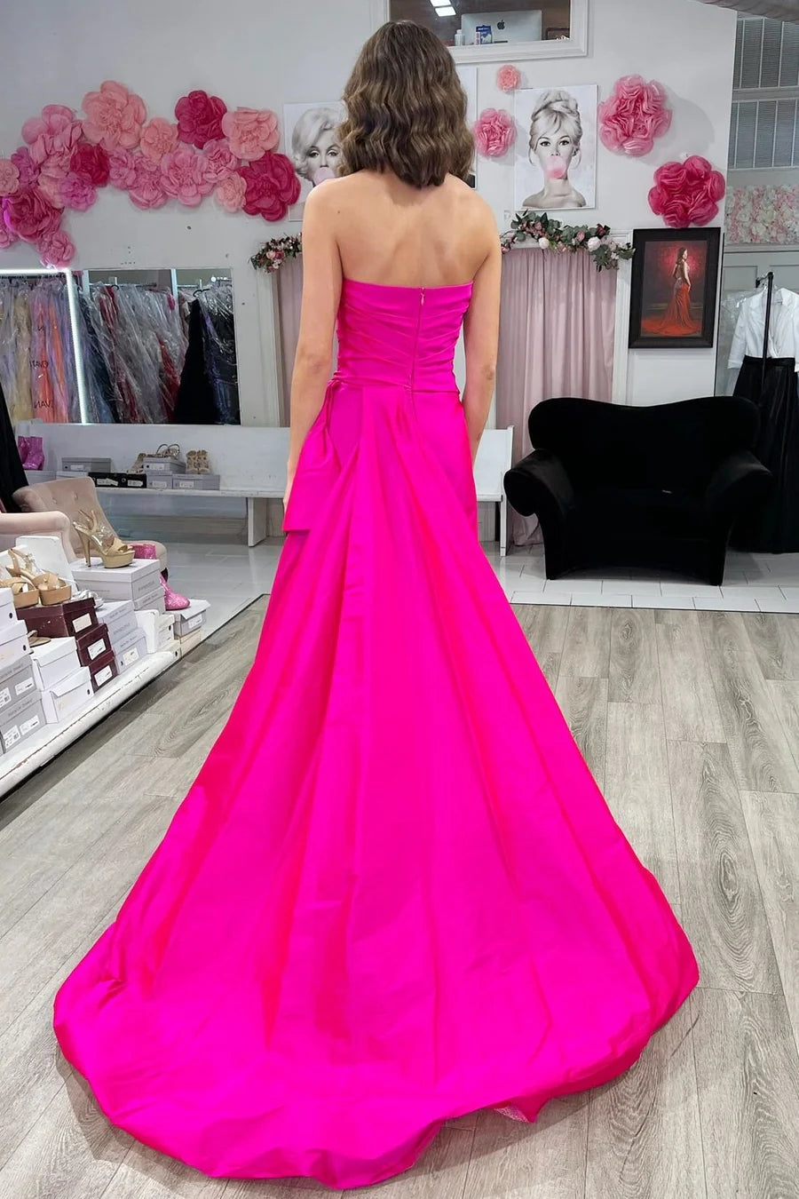 Vestido largo de fiesta magenta sin tirantes, fruncido y con cola de corte
