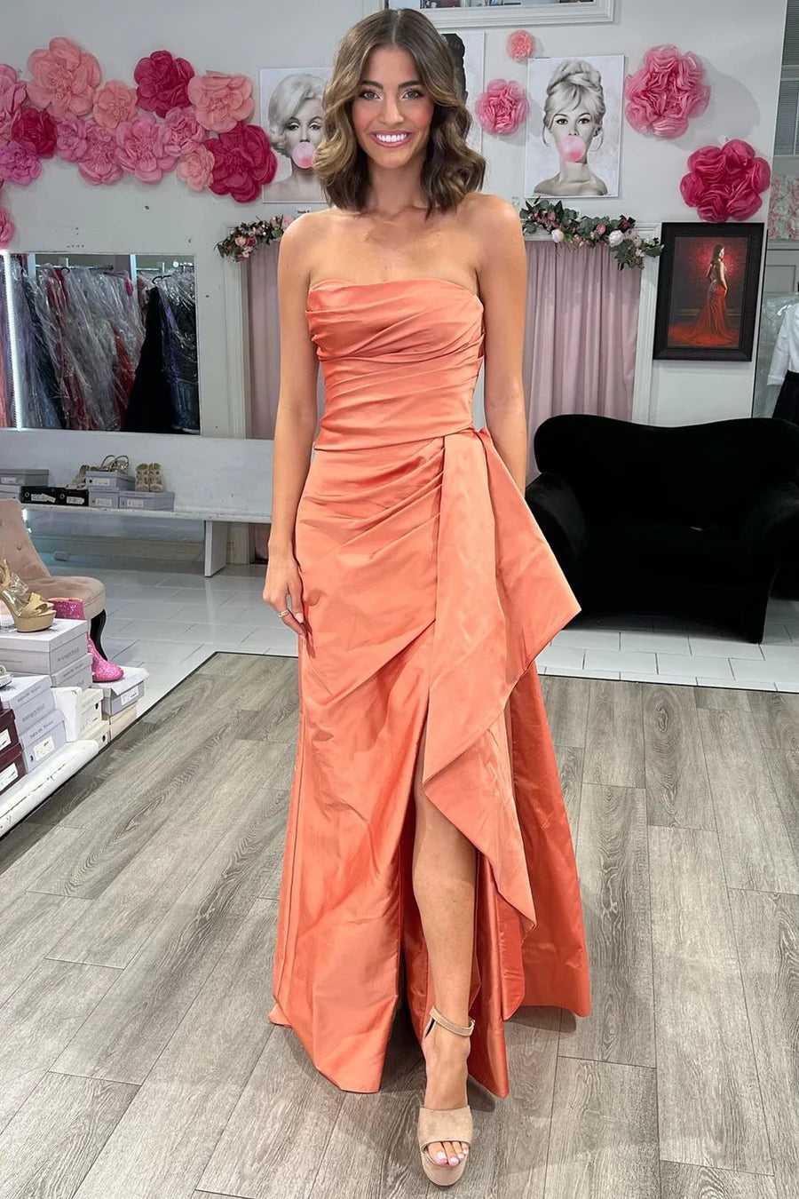 Vestido largo de fiesta magenta sin tirantes, fruncido y con cola de corte
