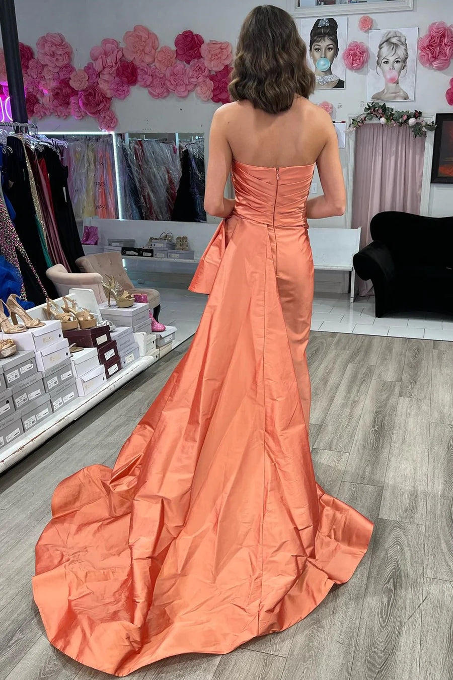 Vestido largo de fiesta magenta sin tirantes, fruncido y con cola de corte