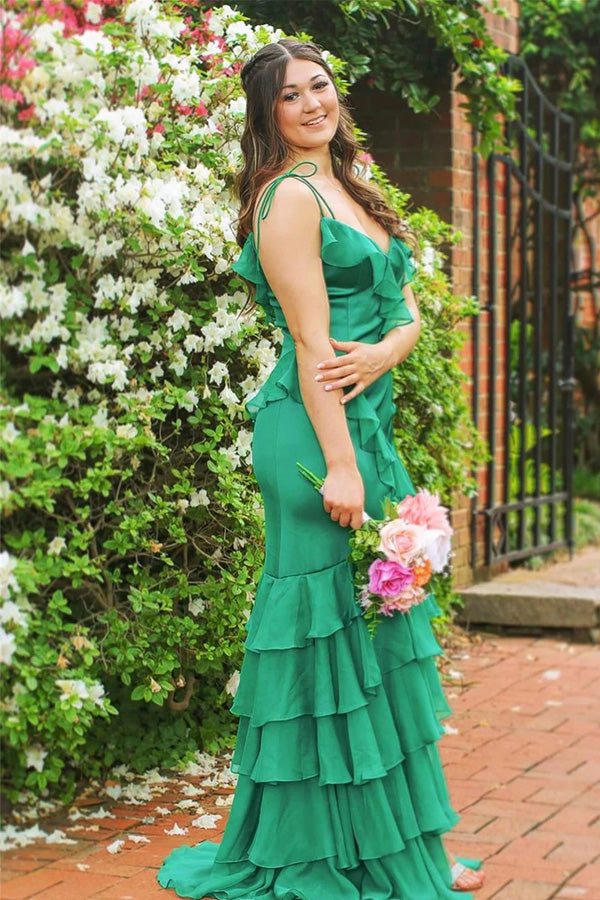 Vestido largo de fiesta verde con tirantes, volantes y escote sirena, con abertura, modelo PSK609