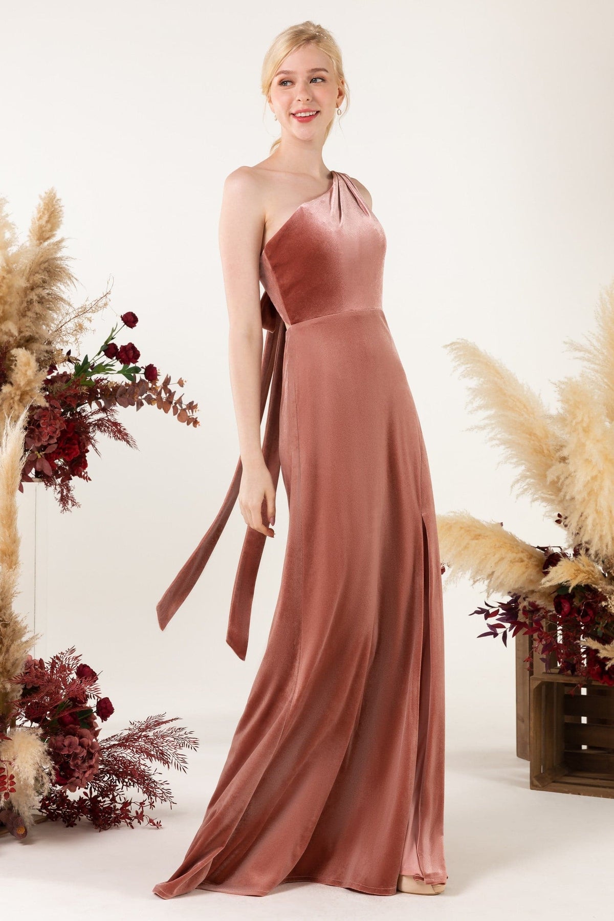 Vestido de dama de honor de terciopelo con cola de cepillo