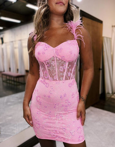 Dulce vestido corto ajustado de fiesta con cordones y tirantes de plumas