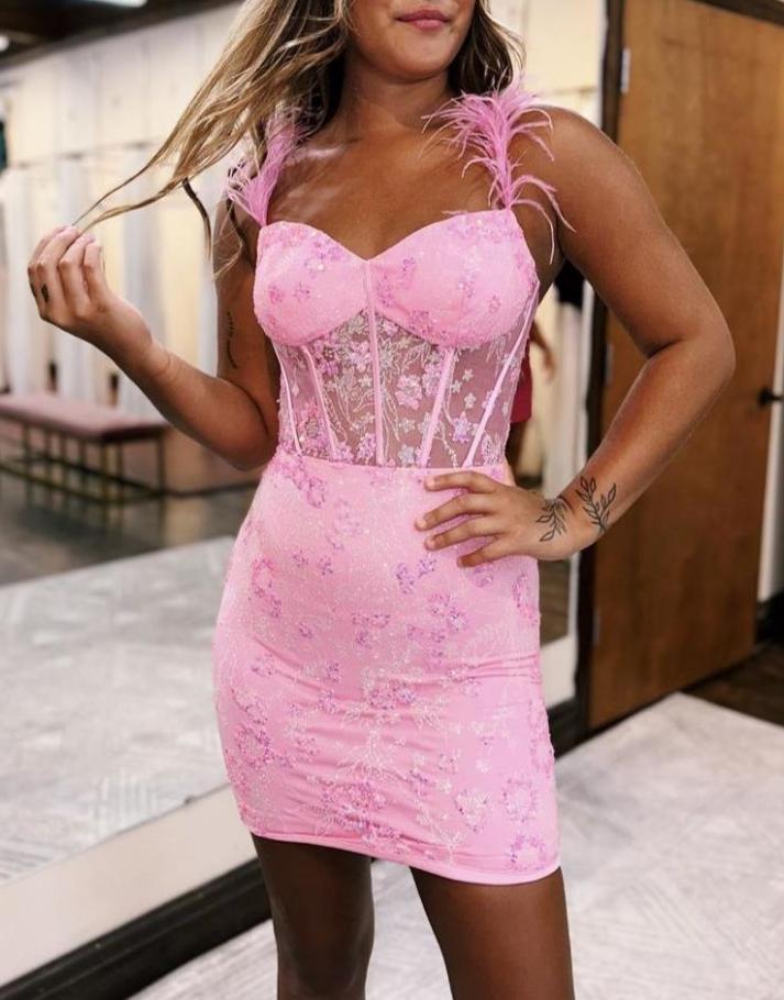Dulce vestido corto ajustado de fiesta con cordones y tirantes de plumas