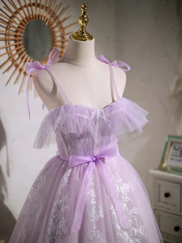 Vestido corto de fiesta morado estilo A, ideal para ocasiones especiales, con lazo.