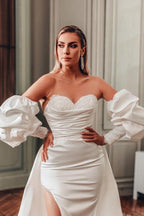 Vestidos de novia de corte A con escote corazón, abertura frontal, manga larga y volantes.