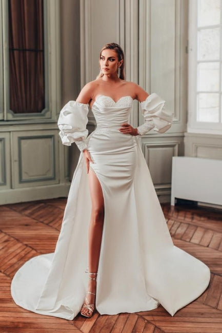 Vestidos de novia de corte A con escote corazón, abertura frontal, manga larga y volantes.