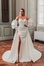 Vestidos de novia de corte A con escote corazón, abertura frontal, manga larga y volantes.
