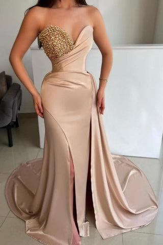 Vestido de fiesta de sirena con cola y escote corazón con cuentas