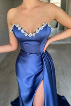 Robe de bal bleue à décolleté en cœur et perles, fendue sur le côté et avec traîne