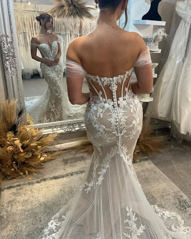 Vestido de novia largo de sirena con escote corazón, hombros descubiertos y apliques brillantes