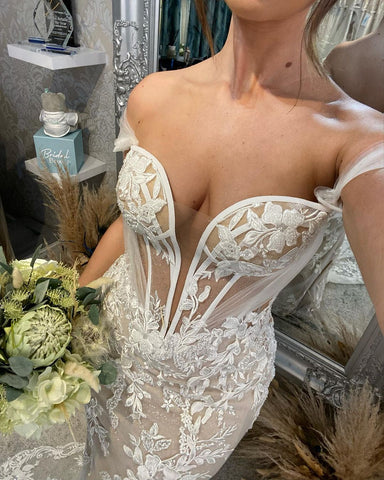 Vestido de novia largo de sirena con escote corazón, hombros descubiertos y apliques brillantes